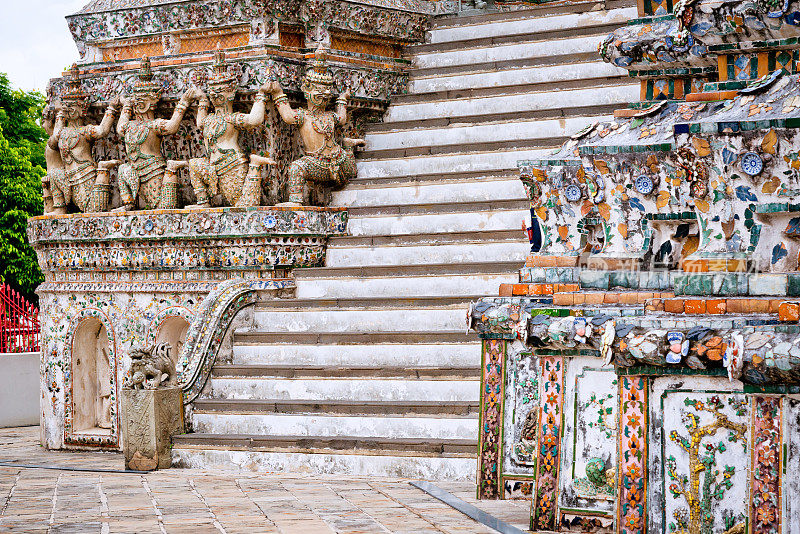 楼梯的Wat Arun -曼谷，泰国